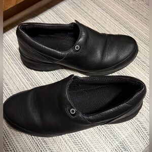 Akesso Helia slip-on nursing shoes in black leather